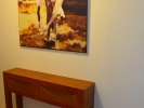 Console bicolor pour meubler un couloir, en harmonie avec la photo
